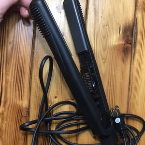 HOT TOOLS straightener